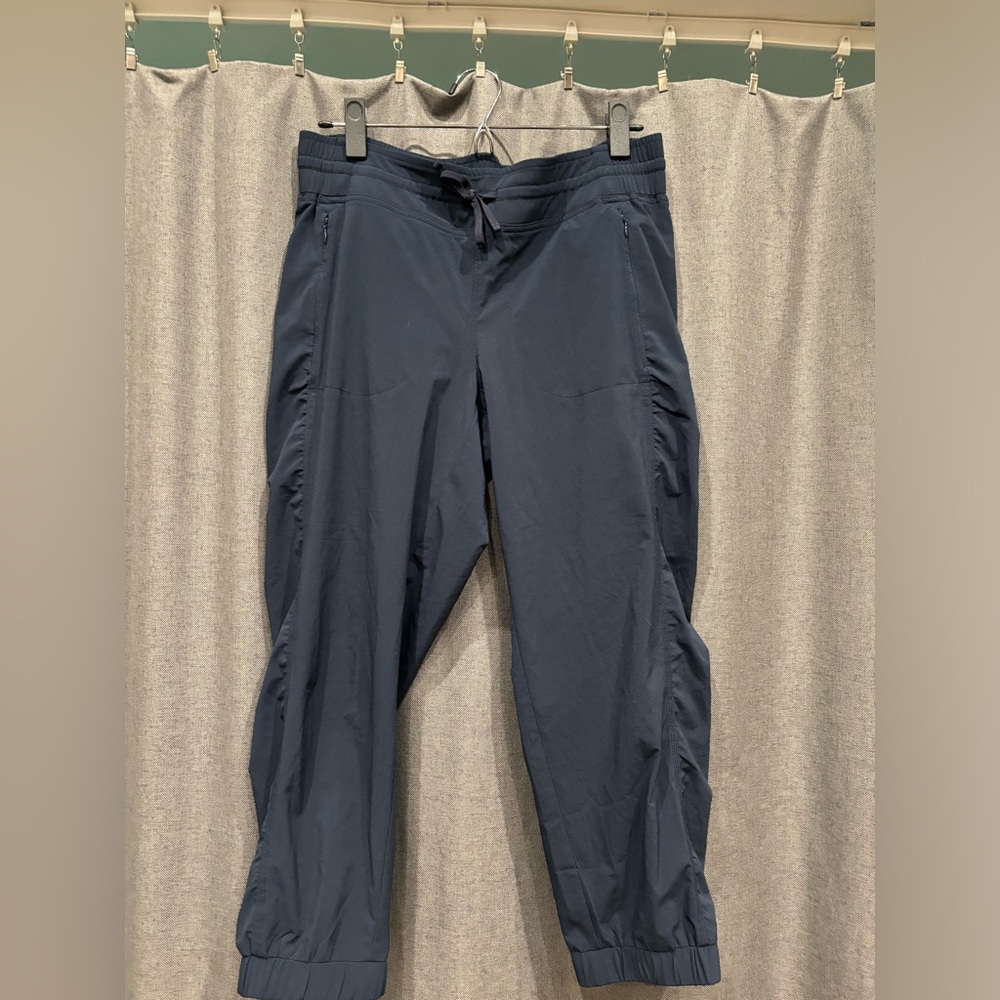 Athleta cropped joggers, EUC